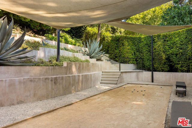 3818 Hollyline Avenue, Sherman Oaks CA: https://media.crmls.org/mediaz/30a5b7a7-1f88-440e-bfac-41a7e9c6173d.jpg