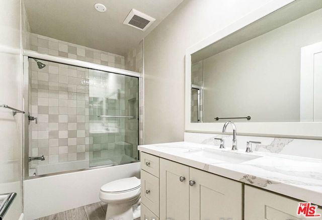 942 7th Street, Santa Monica CA: https://media.crmls.org/mediaz/30a726f7-8f9c-478d-bbc6-e43ef1731eaf.jpg