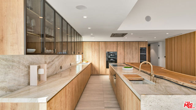 24572 Malibu Road, Malibu CA: https://media.crmls.org/mediaz/30a77ac8-4c27-4b40-a047-677734c6ef39.jpg