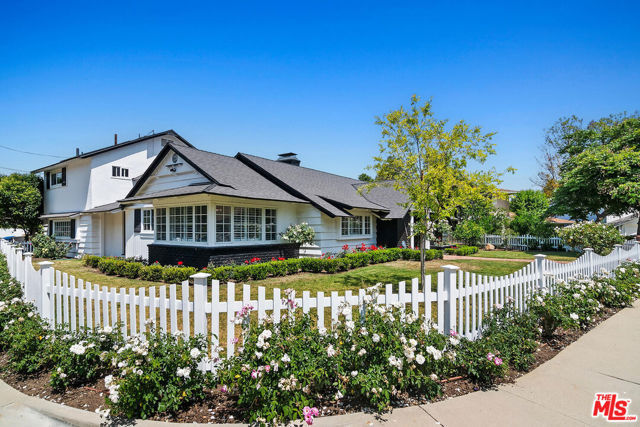 4909 Encino Terrace, Encino CA: https://media.crmls.org/mediaz/30a816ae-0c87-4aa8-be23-6285f7441672.jpg