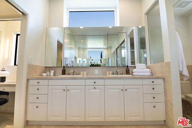 745 25th Street, Santa Monica CA: https://media.crmls.org/mediaz/30a82040-d327-456f-98a8-acab304ef035.jpg