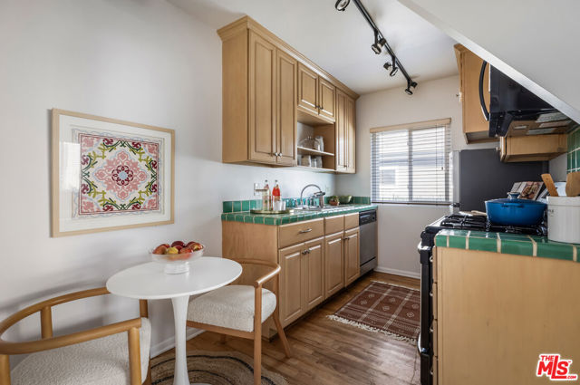 122 Thornton Place, Venice CA: https://media.crmls.org/mediaz/30a920e3-7524-43df-8923-d62964349009.jpg