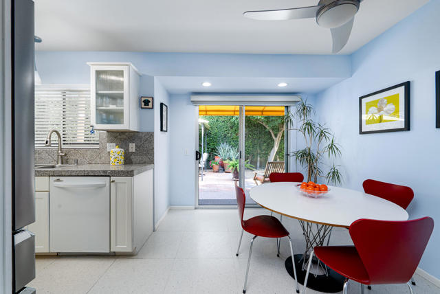 444 N Burton Way, Palm Springs CA: https://media.crmls.org/mediaz/30a96ec8-a14f-431e-b6ab-3877155b2c41.jpg