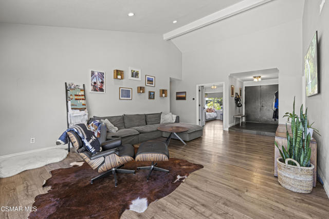 915 W Marcello Avenue, Thousand Oaks CA: https://media.crmls.org/mediaz/30ae6834-1b01-44d3-bb04-ab8f23dd3fa1.jpg