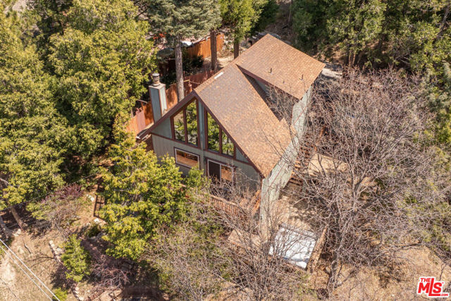 817 Grass Valley Road, Lake Arrowhead CA: https://media.crmls.org/mediaz/30aee3c0-2a4b-47b9-9a7e-a341488ee25d.jpg