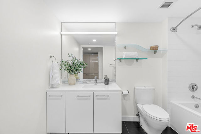 901 S Flower Street, Los Angeles CA: https://media.crmls.org/mediaz/30af5b49-2c8a-4017-b663-cdc9a429e0c5.jpg