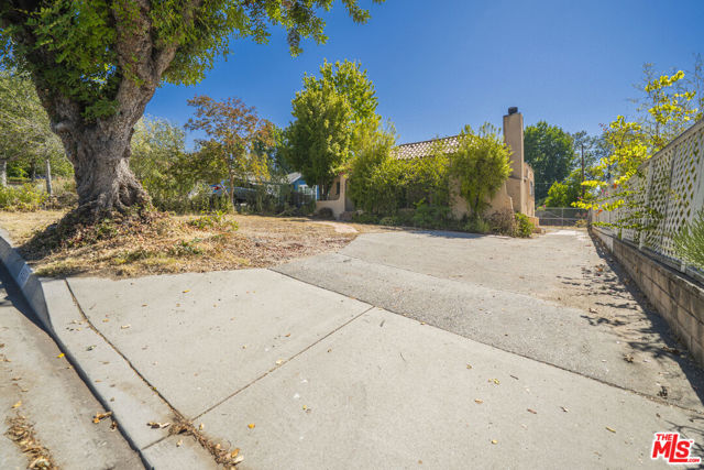 4804 La Canada Boulevard, La Canada Flintridge CA: https://media.crmls.org/mediaz/30af9f23-0939-4084-b9a6-393ca91f6ef3.jpg