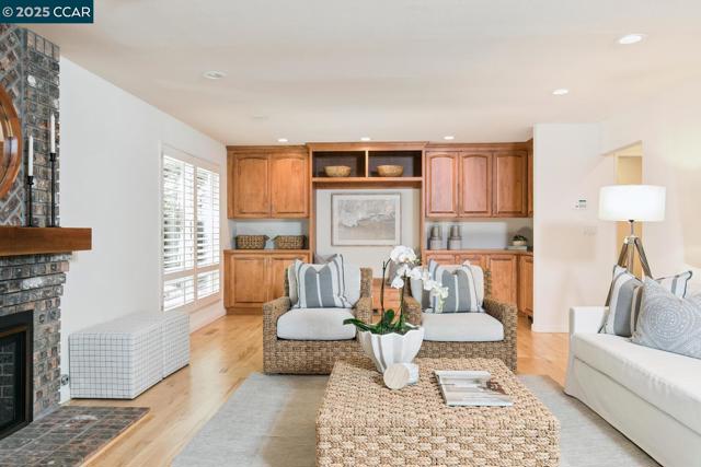 1555 Pebblebrook Ct, Walnut Creek CA: https://media.crmls.org/mediaz/30afc904-ca92-4dab-9751-f7aae2fba47d.jpg