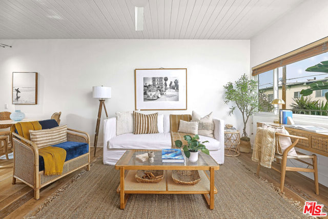 2329 Kansas Avenue, Santa Monica CA: https://media.crmls.org/mediaz/30afe4bd-16a1-49d6-b1c3-de6570268632.jpg