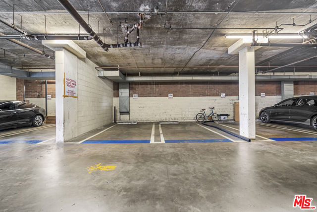 4477 Wilshire Boulevard, Los Angeles CA: https://media.crmls.org/mediaz/30b0205d-d23d-48d7-b63d-6e075fb4cdc3.jpg