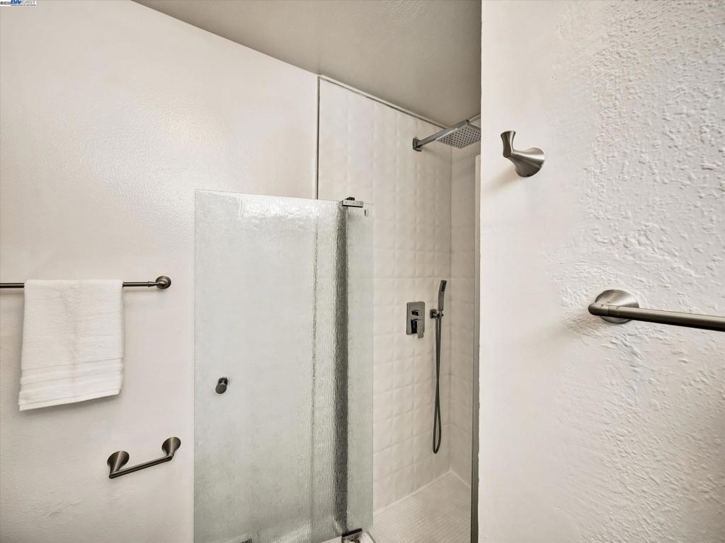 https://media.crmls.org/mediaz/30b20b73-59dd-4e3b-b516-3ae110ce75a5.jpg?preset=X-Large
