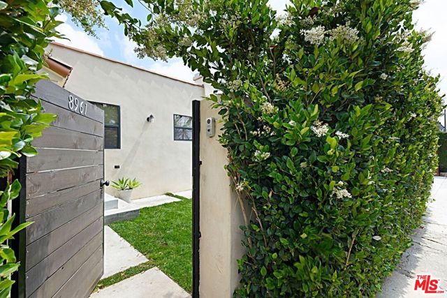 8961 Cadillac Avenue, Los Angeles CA: https://media.crmls.org/mediaz/30b20d48-49ff-4e0f-b5ab-f48716fafb26.jpg