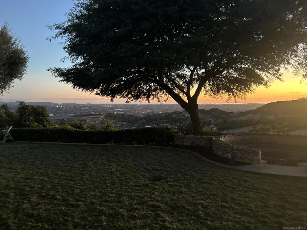 https://media.crmls.org/mediaz/30b32d27-6c36-4b43-8dd5-330948b8d0e3.jpg?preset=X-Large