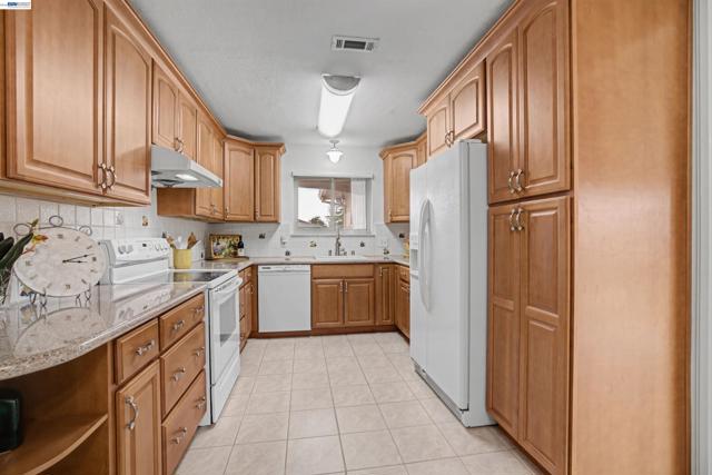 6364 Honeysuckle Dr, Newark CA: https://media.crmls.org/mediaz/30b3c949-5e0e-46b5-8fc6-cdfed61da239.jpg