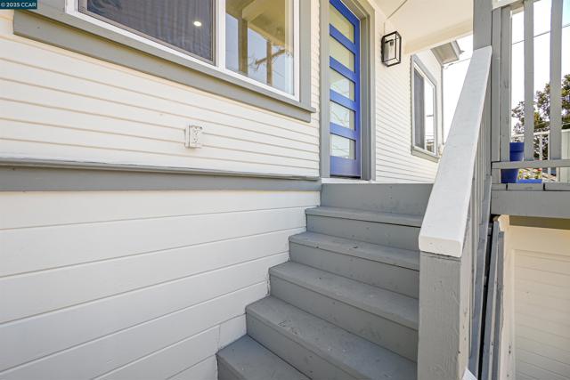 767 47Th St, Oakland CA: https://media.crmls.org/mediaz/30b3e799-ce19-4af7-afc2-fb8c31a34d37.jpg