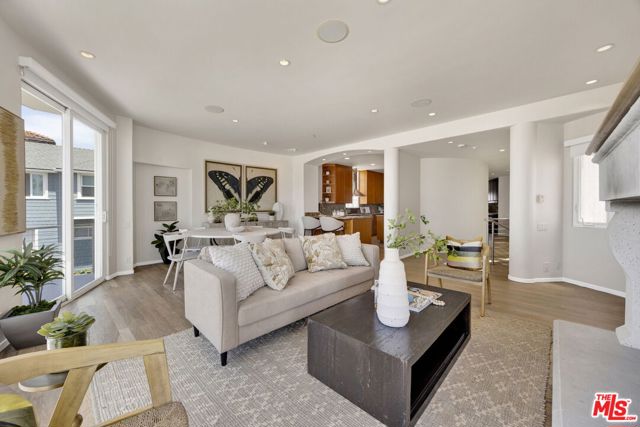 7019 E Seaside Walk, Long Beach CA: https://media.crmls.org/mediaz/30b40dbe-5323-4a82-adee-167ad0743da4.jpg