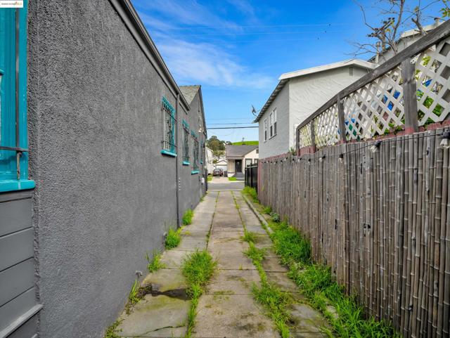 8127 Hillside St, Oakland CA: https://media.crmls.org/mediaz/30b42211-689c-4937-a5dc-c528f8b55e1e.jpg