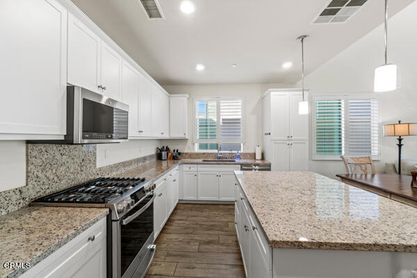 490 Jubilee Place, Santa Paula CA: https://media.crmls.org/mediaz/30b53122-b457-4c3a-bfa5-2e55f636fe1f.jpg