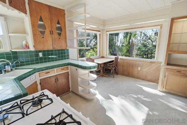 602 Starbright Ln, Alpine CA: https://media.crmls.org/mediaz/30b5b9c9-aad2-4192-9a5b-552345c33e8b.jpg