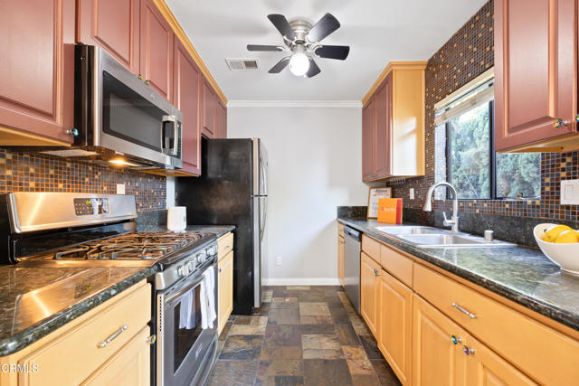 Detail Gallery Image 13 of 35 For 14803 Vanowen St #13,  Van Nuys,  CA 91405 - 2 Beds | 2 Baths