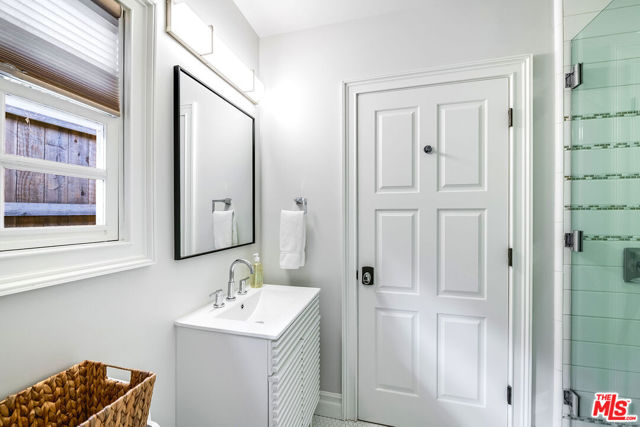 10445 Valley Spring Lane, Toluca Lake CA: https://media.crmls.org/mediaz/30b6165f-a275-438e-b814-4fdf73a72c58.jpg