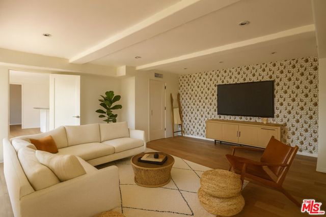 3756 Effingham Place, Los Angeles CA: https://media.crmls.org/mediaz/30b677e2-bbad-4503-ad9c-a064b908d6c5.jpg