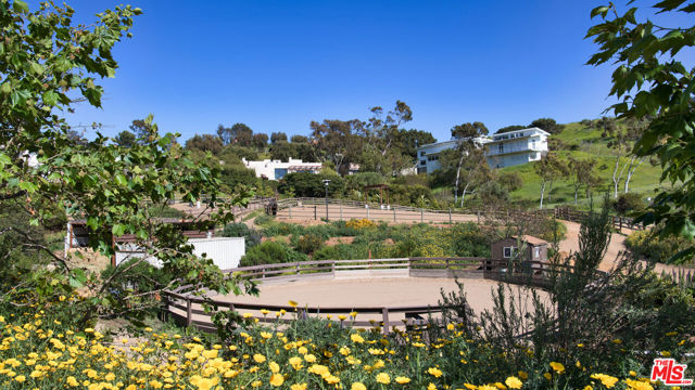 5900 Bonsall Drive, Malibu CA: https://media.crmls.org/mediaz/30b68477-8f04-4834-9649-a030ae218983.jpg