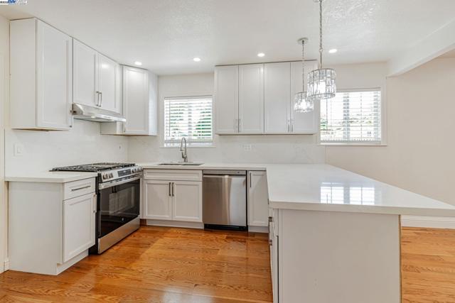 2940 Somerset Ave, Castro Valley CA: https://media.crmls.org/mediaz/30b69879-0e0c-448b-9a53-82b4de02a4ae.jpg