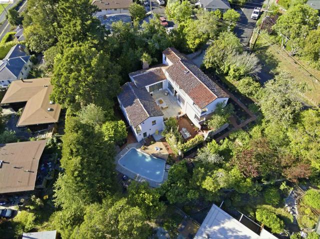 44 Highgate Rd, Kensington CA: https://media.crmls.org/mediaz/30b7683a-5e91-4591-8755-8cf9eb5b6b55.jpg