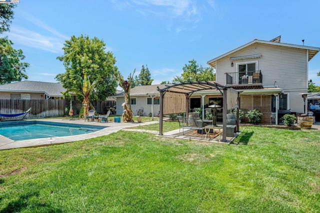 360 Calmace Dr, Dixon CA: https://media.crmls.org/mediaz/30b837ac-9f53-41eb-bc08-c48aabdf1823.jpg