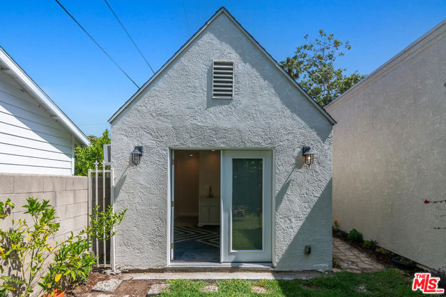 1710 Santa Paula Place, Glendale CA: https://media.crmls.org/mediaz/30b87583-e6b1-42c5-bc37-19f415fefc40.jpg