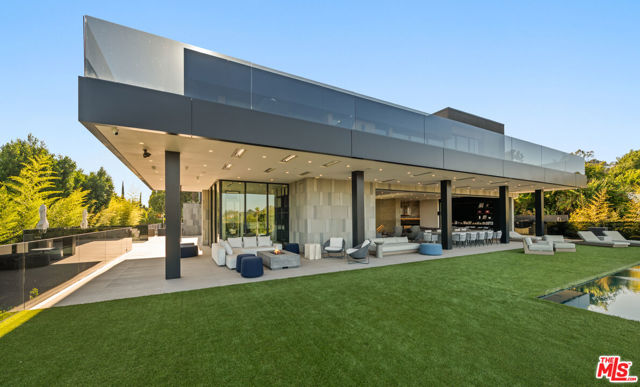 1140 Summit Drive, Beverly Hills CA: https://media.crmls.org/mediaz/30b8c55f-7861-4b3c-9cf5-f6d458ade62e.jpg