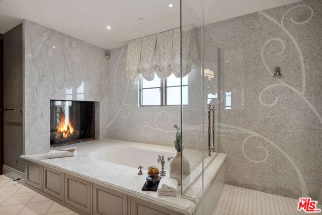 6882 Arizona Avenue, Los Angeles CA: https://media.crmls.org/mediaz/30ba640e-727c-4507-8ad0-d92c6473be39.jpg