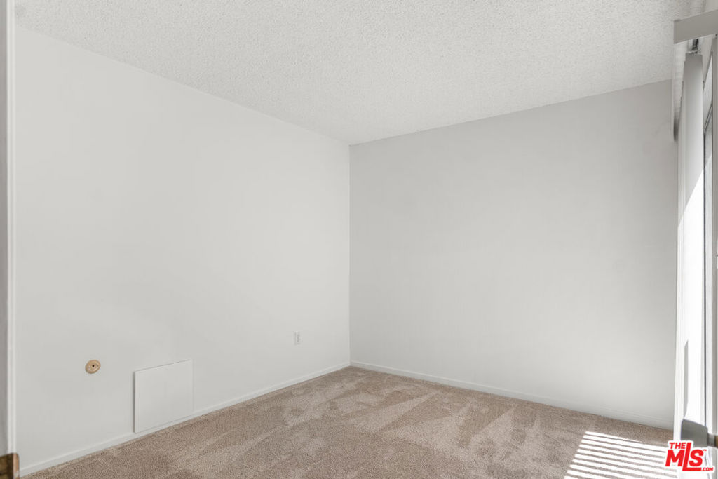 https://media.crmls.org/mediaz/30bac90e-fe8b-4709-9e7d-6eaf1d9bfa10.jpg?preset=X-Large