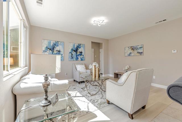 113 Silver Bell Way, Oakley CA: https://media.crmls.org/mediaz/30bada65-7b42-4cbc-a522-6370872f2609.jpg