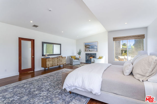 2336 Boone Avenue, Venice CA: https://media.crmls.org/mediaz/30bae001-ff2e-45d6-acf8-0817f3053c58.jpg