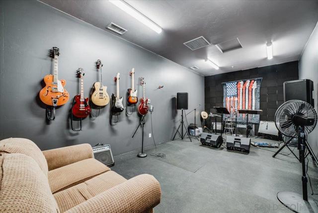 15397 Rock Creek Ln, El Cajon CA: https://media.crmls.org/mediaz/30bb00df-464c-4abd-afb6-8833a94d2ea2.jpg