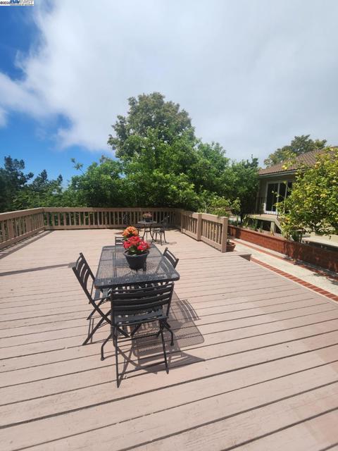 25660 Paul Ct, Hayward CA: https://media.crmls.org/mediaz/30bb5b47-beb9-4c97-b597-9f5846962b81.jpg