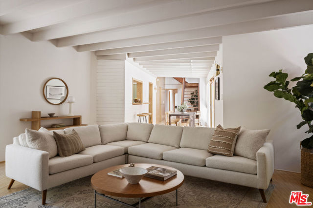 7349 Pacific View Drive, Los Angeles CA: https://media.crmls.org/mediaz/30bbf0d8-a18b-487c-9c5b-c8466cfac80f.jpg