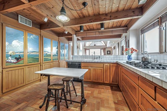 2210 Avenida De La Playa, La Jolla CA: https://media.crmls.org/mediaz/30bcf6f5-5bc4-4f8c-b1ab-00da16647c28.jpg