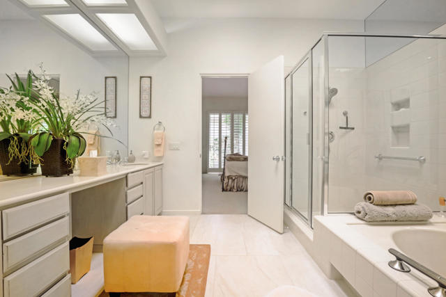 371 Indian Ridge Drive, Palm Desert CA: https://media.crmls.org/mediaz/30bd7780-cce7-453e-840e-6f66125110b9.jpg