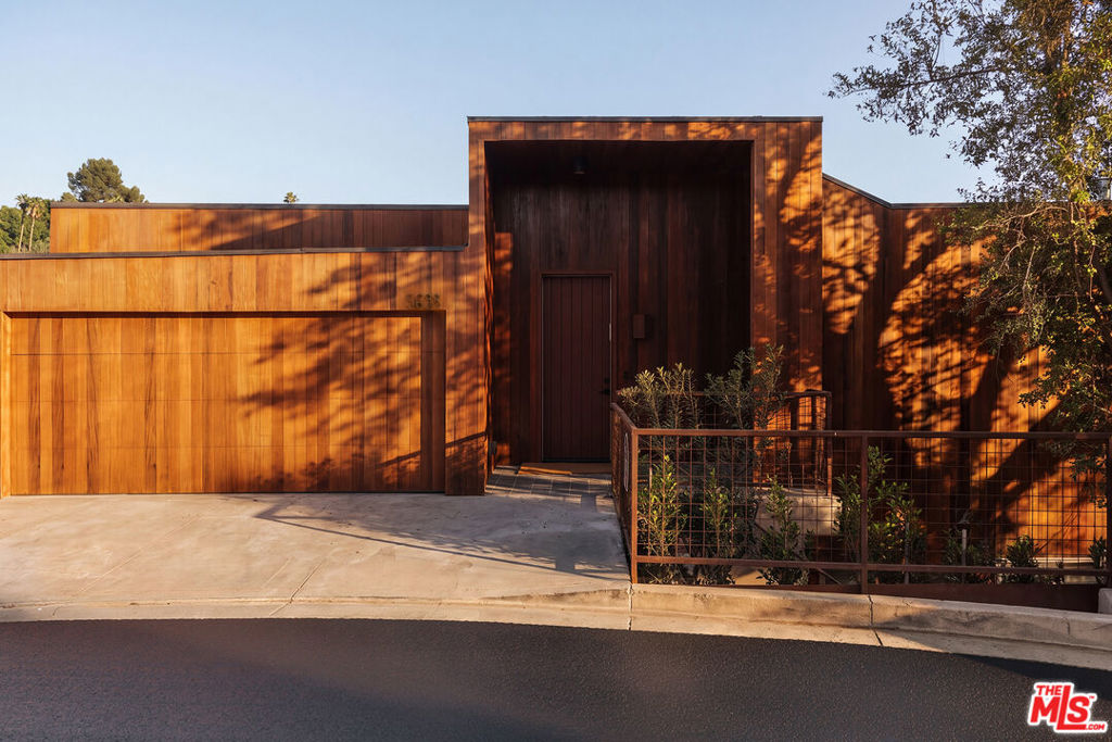 5698 Holly Oak Drive — Contemporary