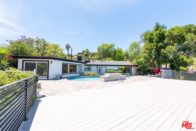 3650 Sapphire Drive, Encino CA: https://media.crmls.org/mediaz/30bec3b5-944b-45fb-b500-2617b9feeee8.jpg