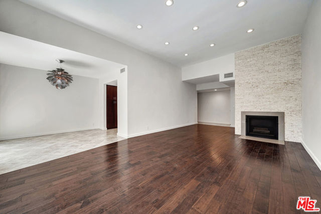 8871 Burton Way, Los Angeles CA: https://media.crmls.org/mediaz/30bed470-f17d-4404-8cf9-a89b5e32ad1b.jpg