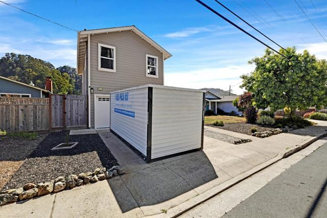 1324 Linda Mar Boulevard, Pacifica CA: https://media.crmls.org/mediaz/30bf57a9-e310-4b06-a1b1-d532a00dc158.jpg