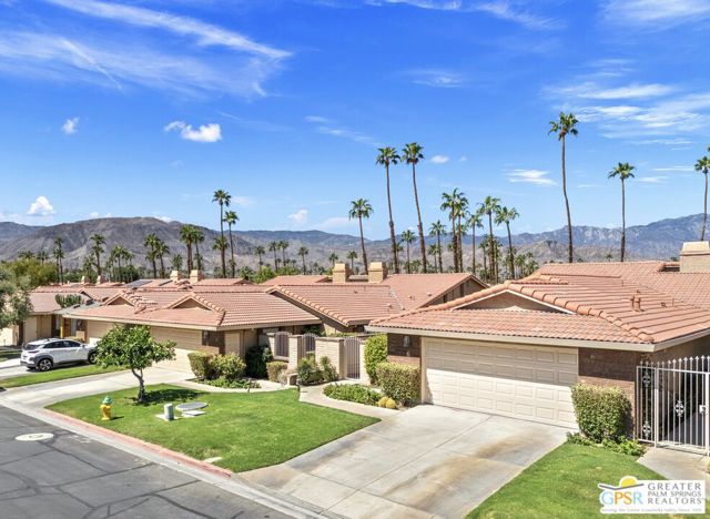 6 Joya Drive, Palm Desert CA: https://media.crmls.org/mediaz/30c0b1bc-f81c-49cf-9a22-5775ab6d551e.jpg