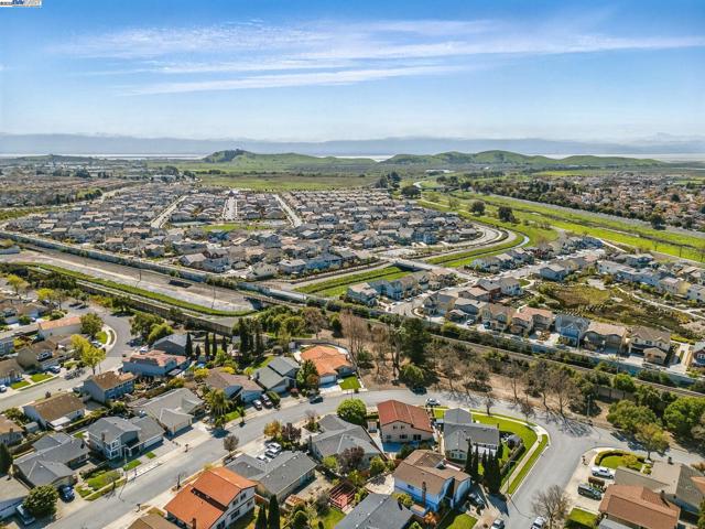 33537 Bardolph Cir, Fremont CA: https://media.crmls.org/mediaz/30c0c5b2-a94c-482e-8c8d-8272bd9ec4b9.jpg