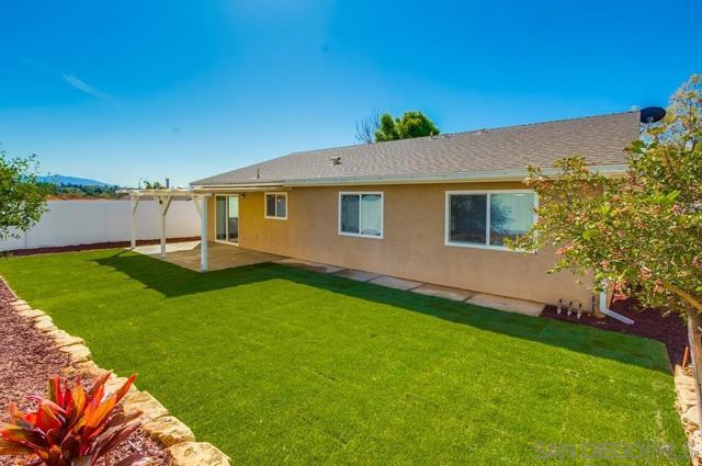 950 Funquest Dr, Fallbrook CA: https://media.crmls.org/mediaz/30c1906c-e5d9-4b9c-a71f-c4a185358882.jpg