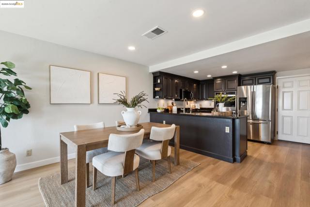 93 Thousand Oaks St, Oakland CA: https://media.crmls.org/mediaz/30c1d131-45d4-4f2b-8fb9-027a944811a4.jpg