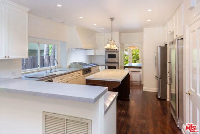 1290 Sunset Plaza Drive, Los Angeles CA: https://media.crmls.org/mediaz/30c25a4b-404d-49ea-836c-d98421a6e333.jpg
